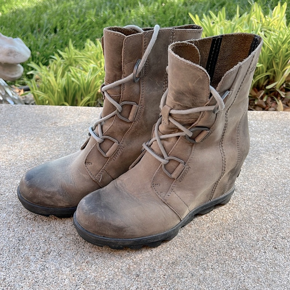Sorel Joan of Arctic wedge boot, size 8